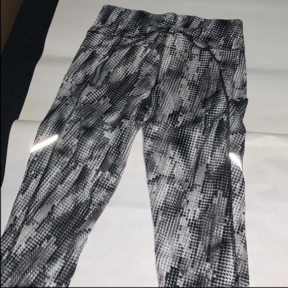 (B) Grey/Black/white- leggings - Picture 4 of 4